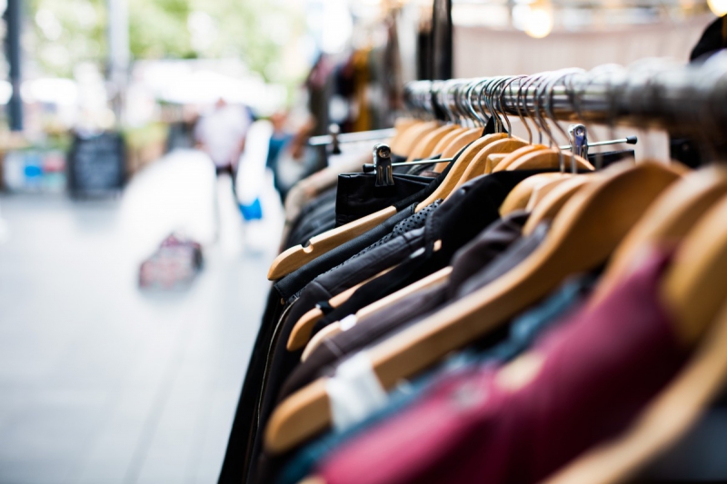 ecommerce-VILLECROZE-min_blur_close_up_focus_hanger_jacket_market_people_rack-1176303