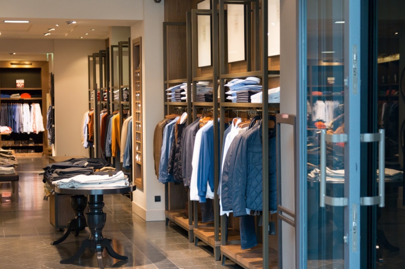 ecommerce-VILLECROZE-min_shop_clothes_clothing_shopping_mall_shopping_kielce_crown_poland-862477