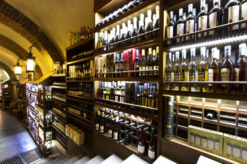 ecommerce-VILLECROZE-min_world_street_travel_shop_canon_georgia_wine_bottles-429767